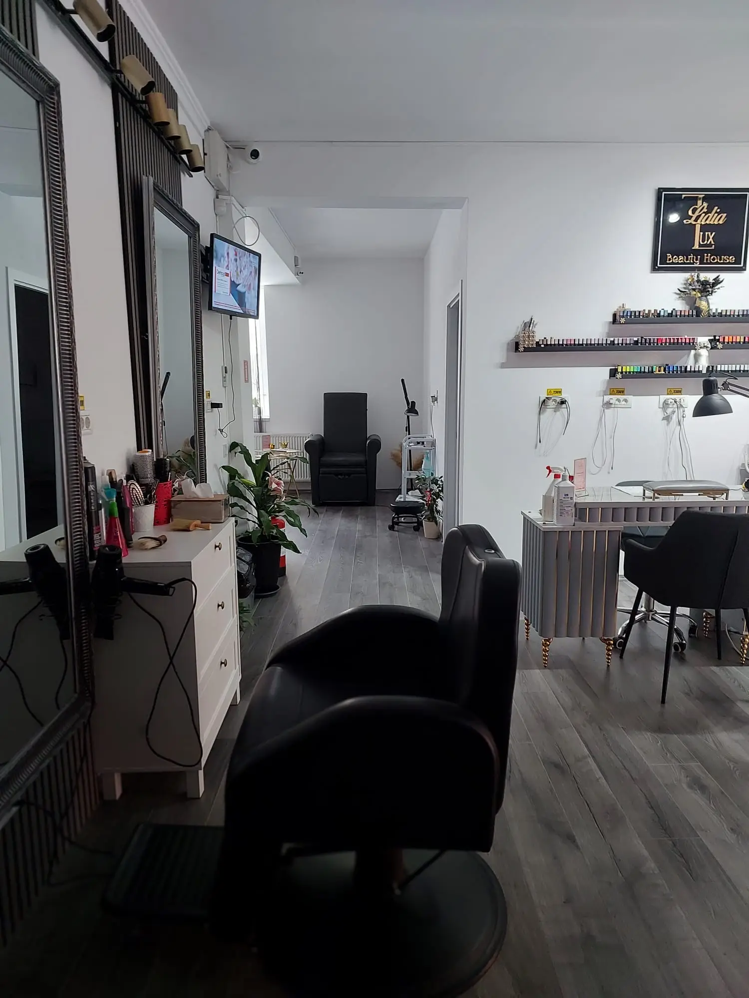 Coafor și frizerie la salonul Lidia Lux din Râșnov