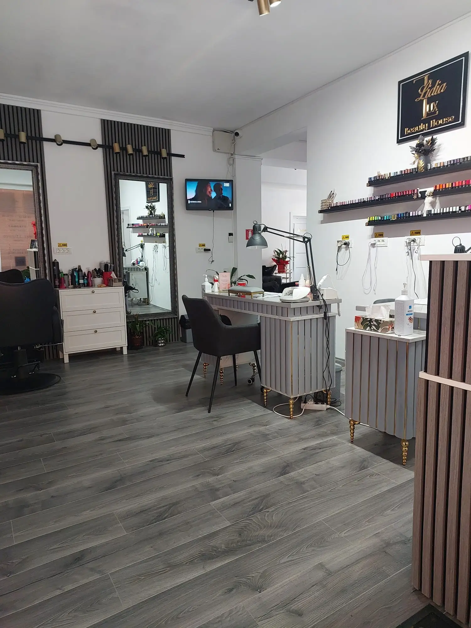 Interior elegant cu stații de lucru, salon Lidia Lux Beauty House, Râșnov