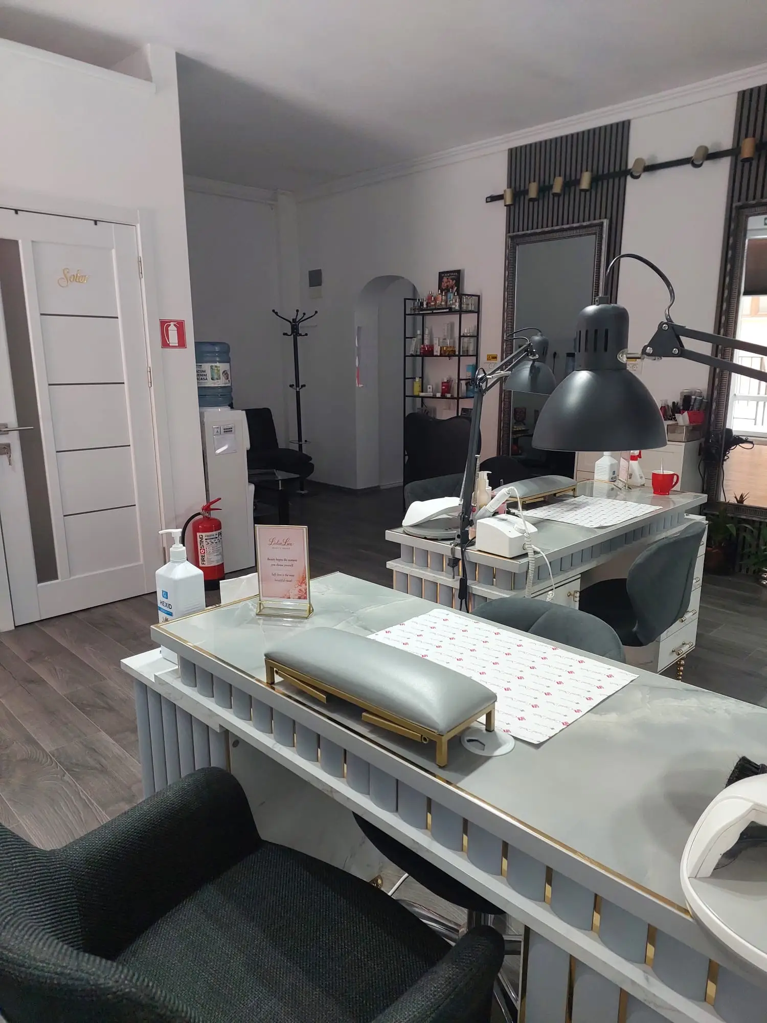 Manichiură și pedichiură la salonul Lidia Lux din Râșnov
