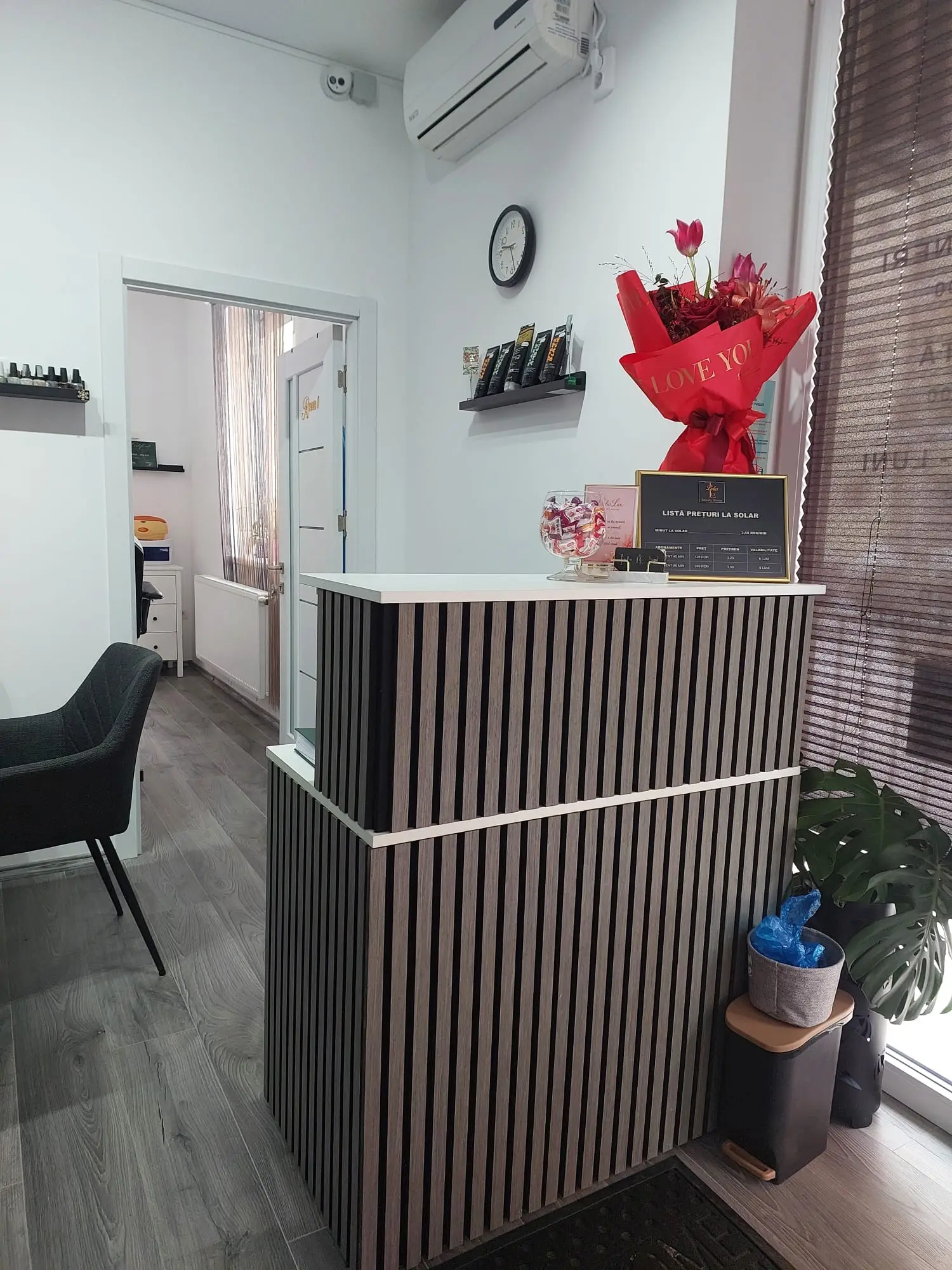 Intrarea salonului Lidia Lux Beauty House din centrul Râșnovului